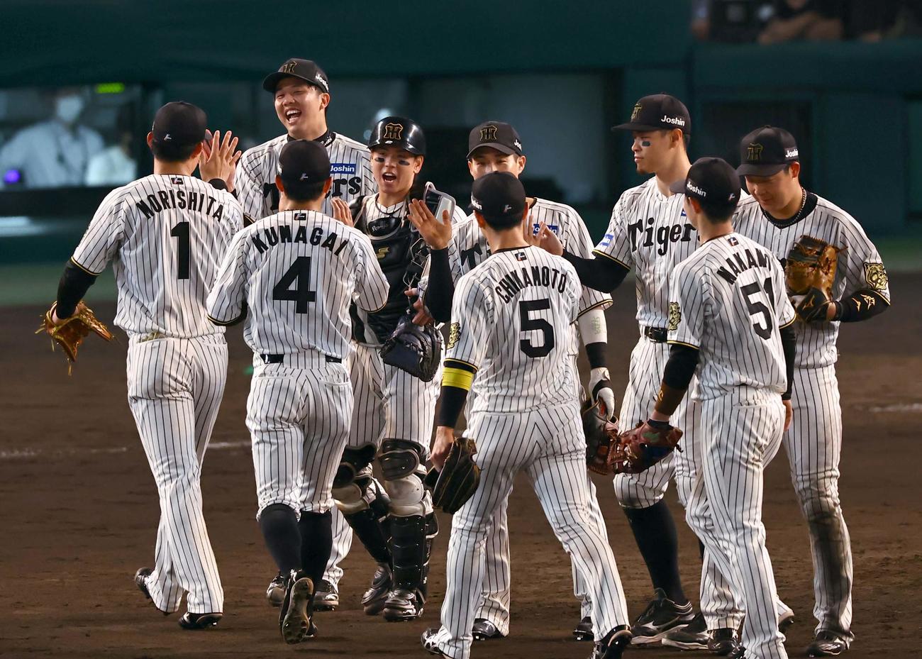 阪神対巨人　完封勝利した才木（左から2人目）は笑顔を見せながら森下とハイタッチをする（撮影・上田博志）