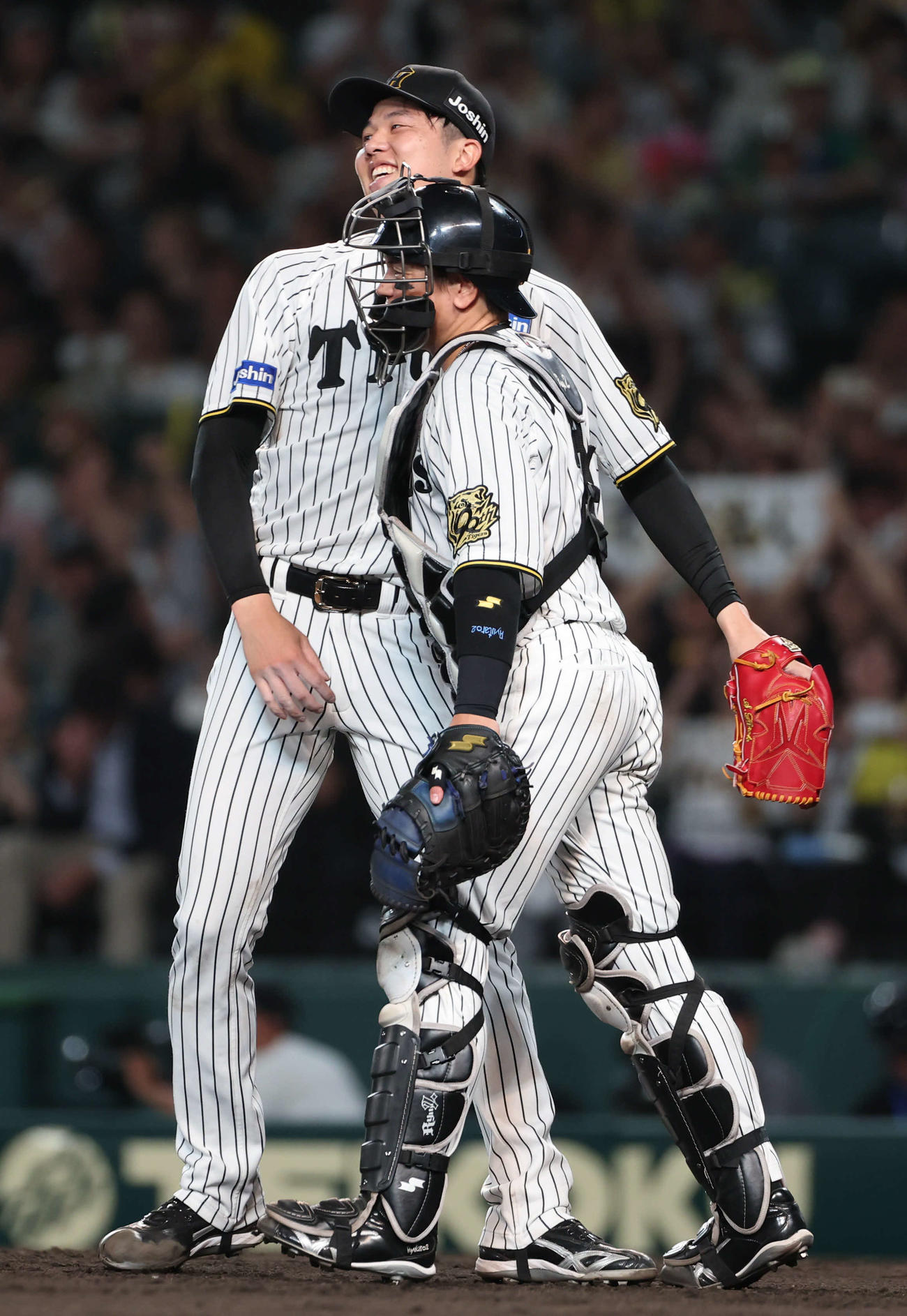阪神対巨人　完封勝利を挙げた阪神才木（左）は梅野と喜びあう（撮影・西尾就之）