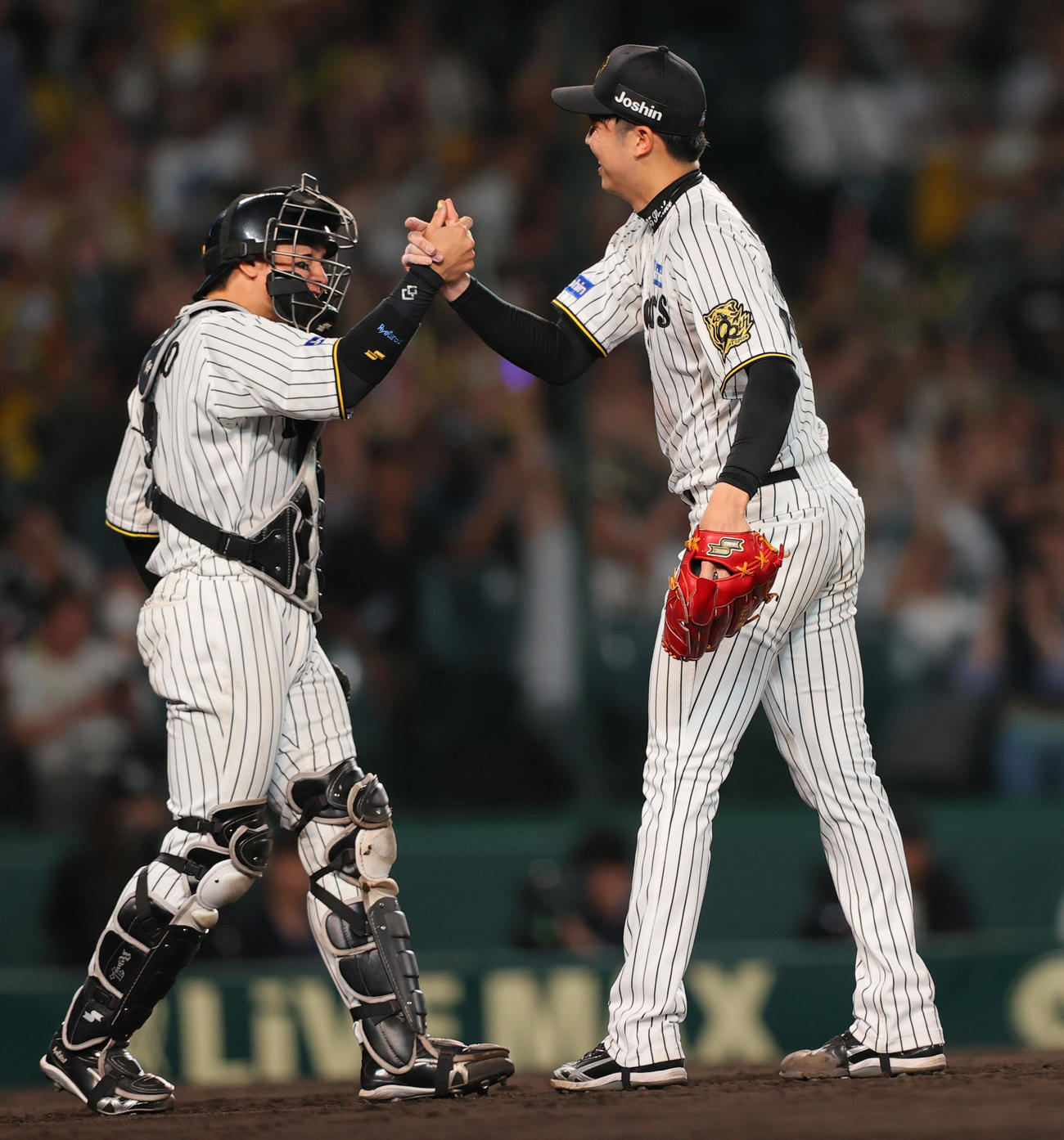 阪神対巨人　巨人打線を完封し捕手梅野（左）と握手をかわす才木（撮影・上山淳一）