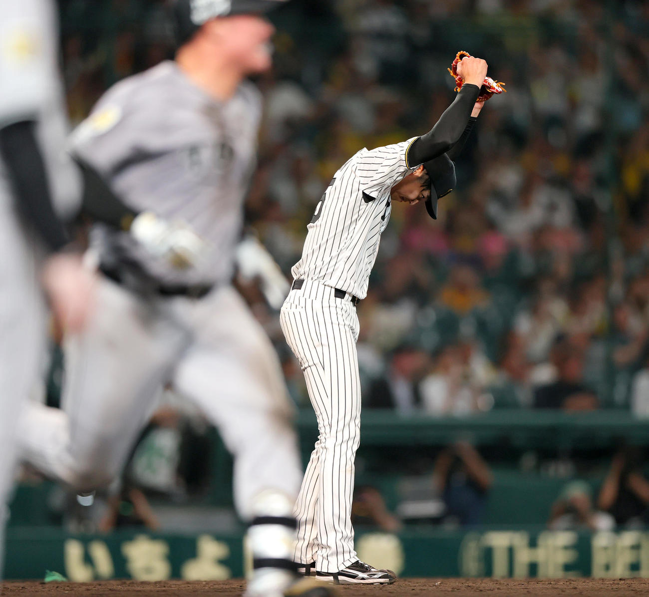 阪神対巨人　9回表巨人2死一、二塁、才木はリチャードを遊ゴロに仕留め完封勝利にガッツポーズする（撮影・上山淳一）