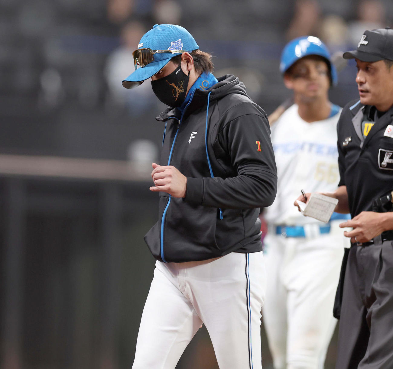 日本ハム対ソフトバンク　選手交代を告げる新庄監督（撮影・黒川智章）