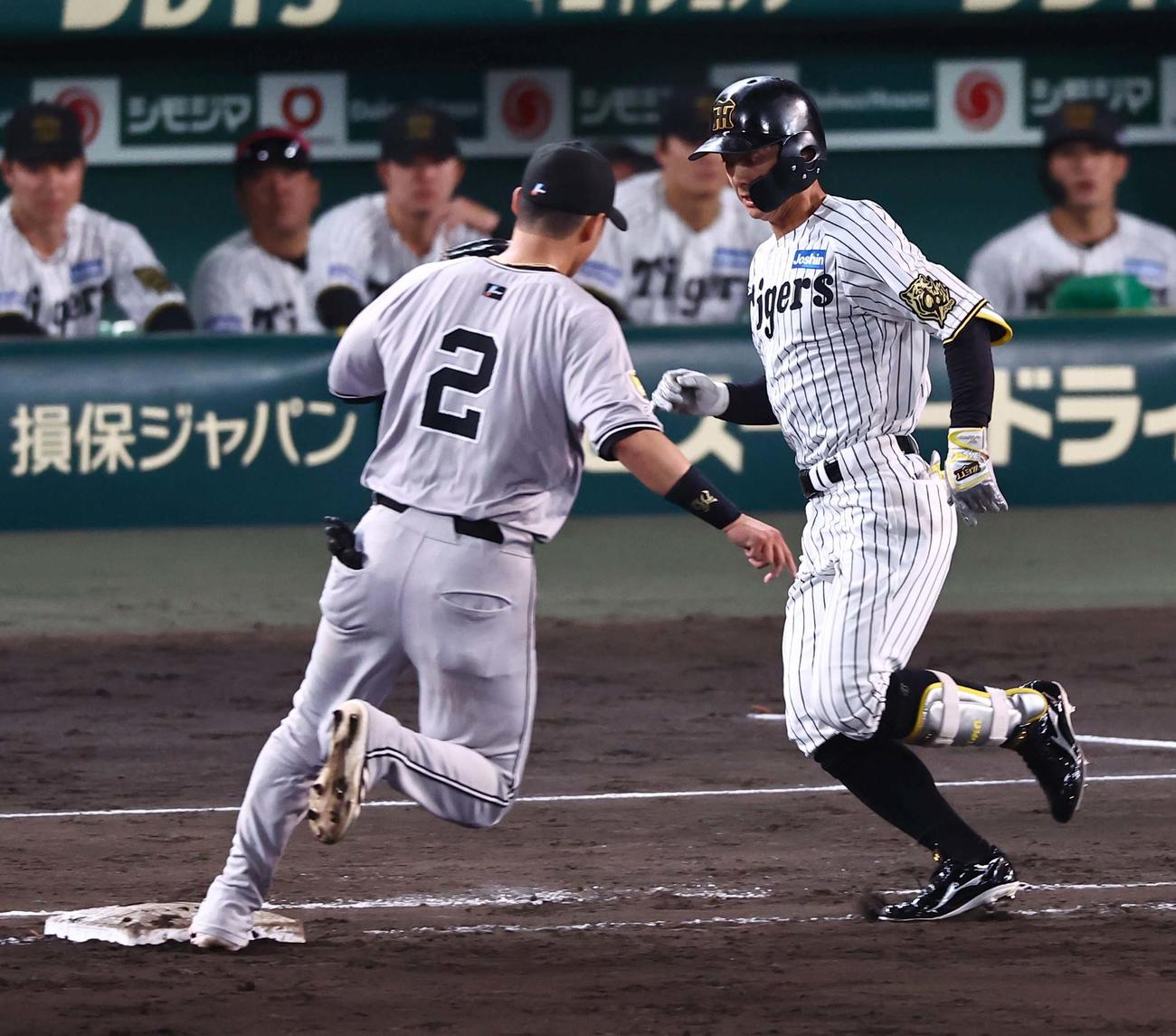 阪神対巨人　8回裏阪神無死一塁、セーフティーバントを決める熊谷。二塁手は吉川（撮影・上田博志）