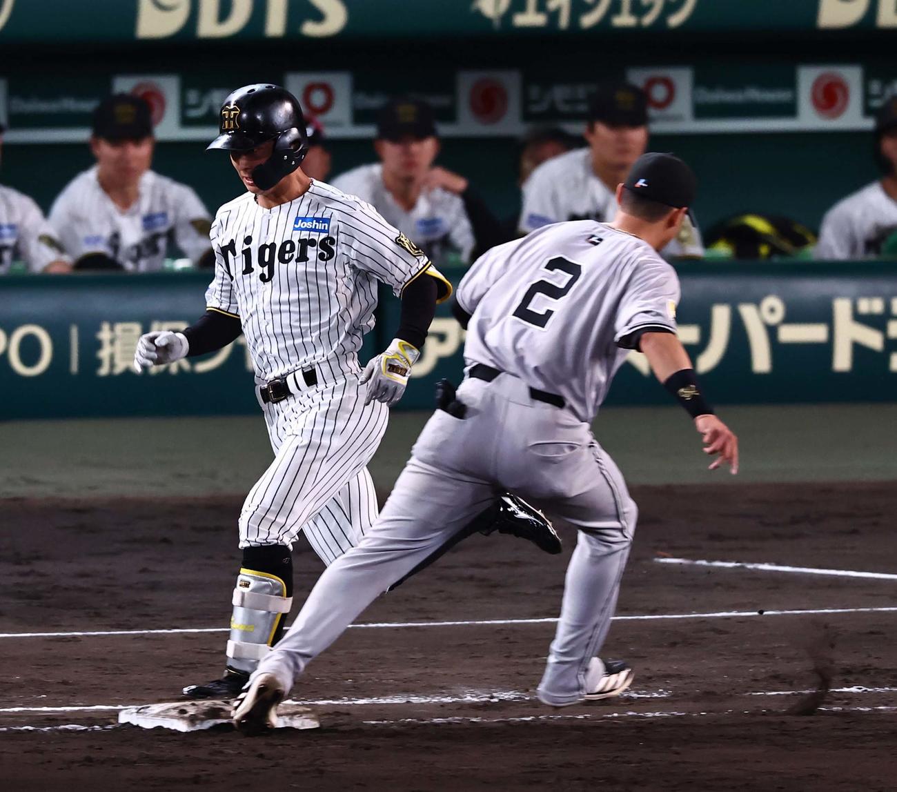 阪神対巨人　8回裏阪神無死一塁、セーフティーバントを決める熊谷。二塁手は吉川（撮影・上田博志）