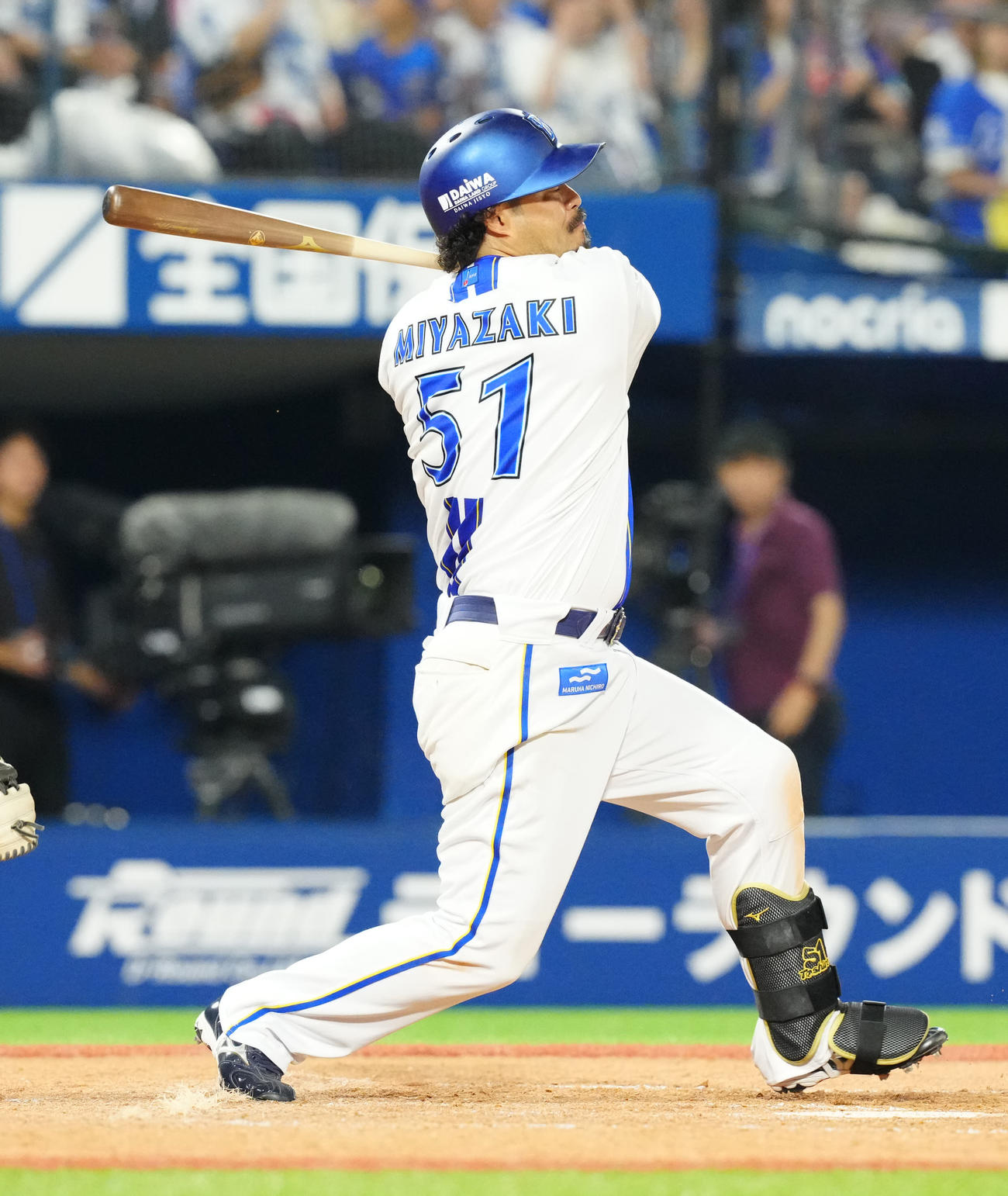 DeNA対中日　4回裏DeNA2死一、二塁、3点本塁打を放つ宮崎（撮影・江口和貴）