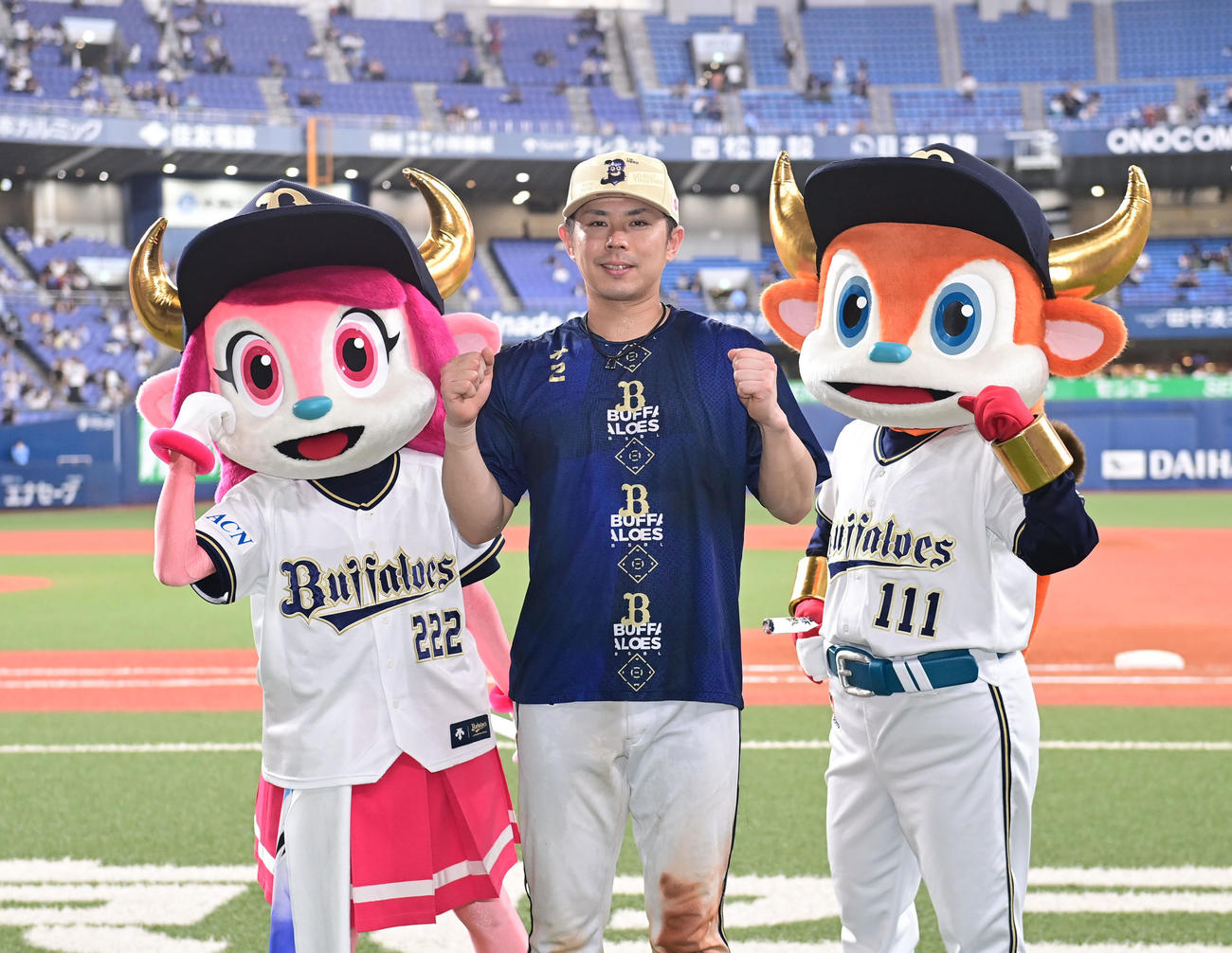 オリックス対ロッテ　ヒーローインタビュー後、ポーズを取る若月（撮影・和賀正仁）