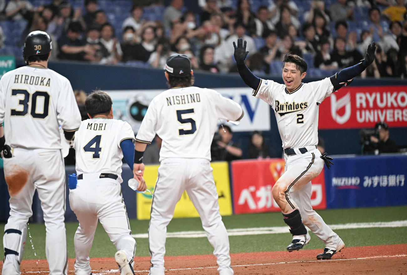 オリックス対ロッテ　9回裏オリックス無死、左越えにサヨナラ本塁打を放ち、ナインが待つ本塁に飛び込む若月（撮影・和賀正仁）