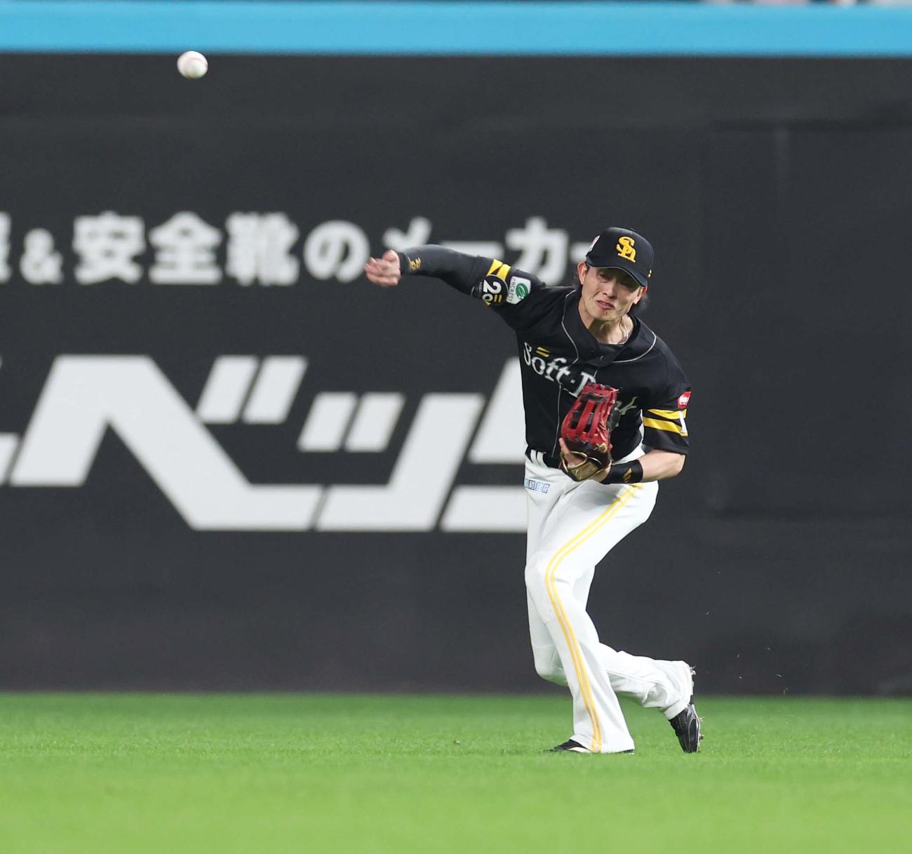 日本ハム対ソフトバンク　2回裏日本ハム1死満塁、山県の中飛で本塁に素早く送球する周東（撮影・黒川智章）