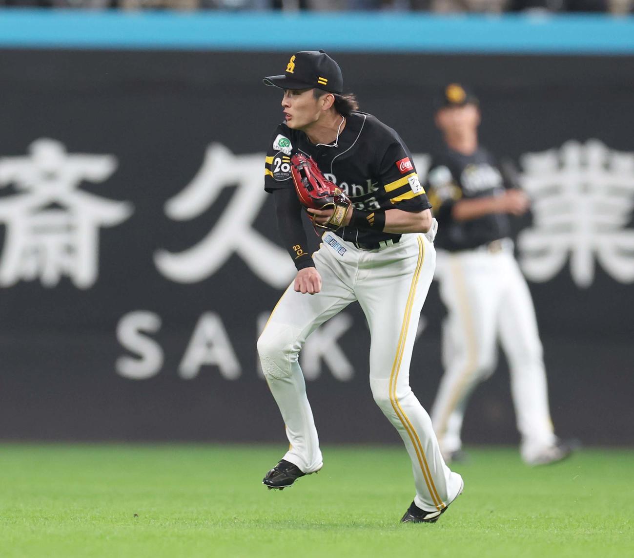 日本ハム対ソフトバンク　2回裏日本ハム2死満塁、伏見の中前2点適時打で一塁走者の松本剛を三塁で刺す周東（撮影・黒川智章）