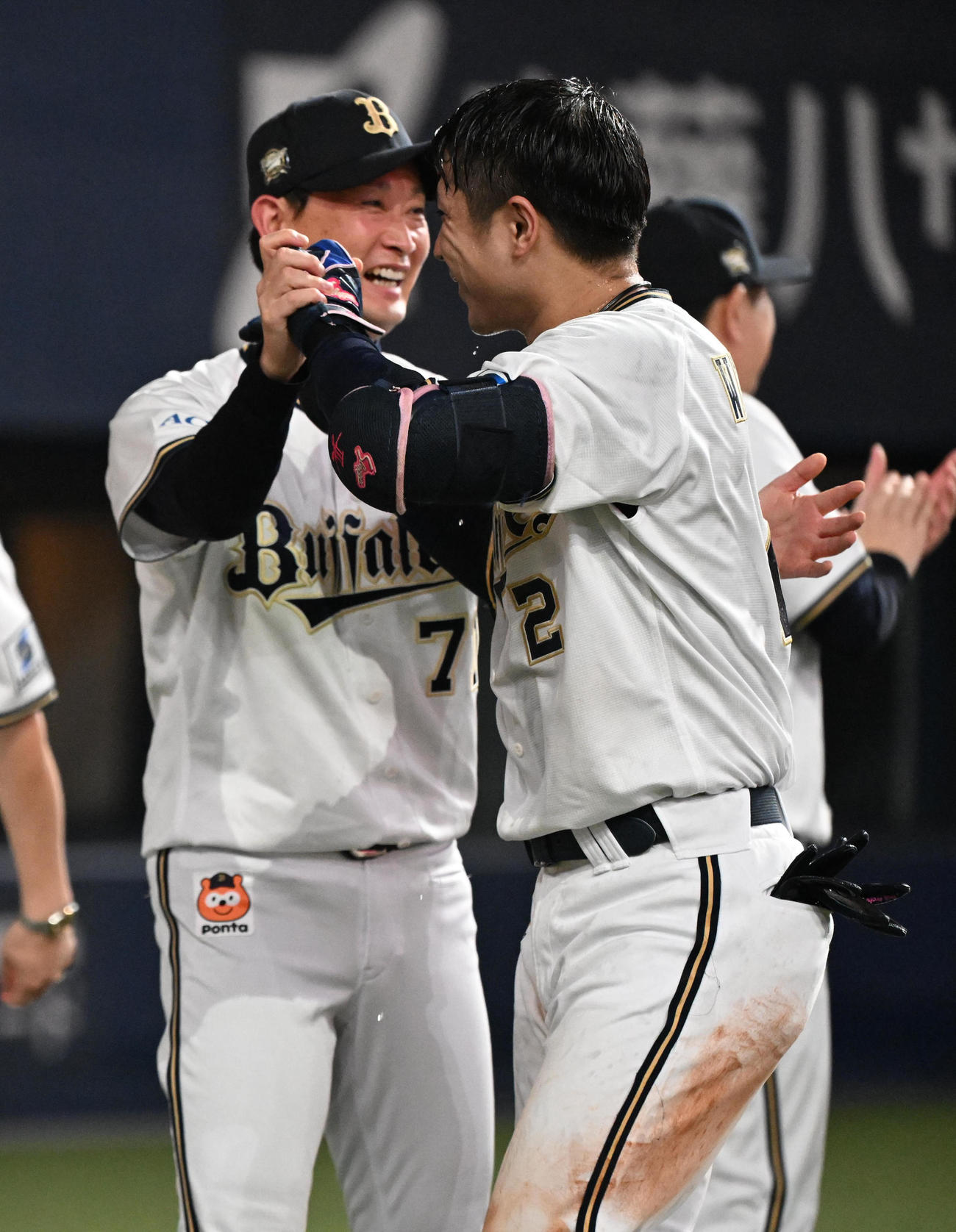 オリックス対ロッテ　9回裏オリックス無死、左越えにサヨナラ本塁打を放った若月（右）は岸田監督とタッチする（撮影・和賀正仁）