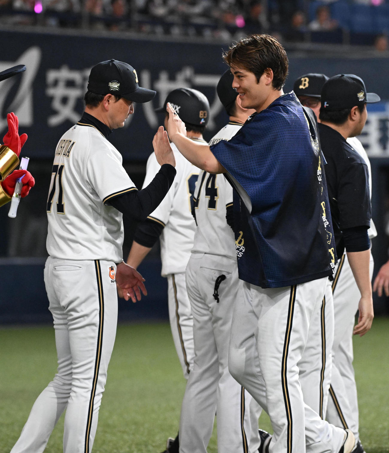 オリックス対ロッテ　ロッテにサヨナラ勝ちし九里（右）とタッチするオリックス岸田監督（撮影・和賀正仁）