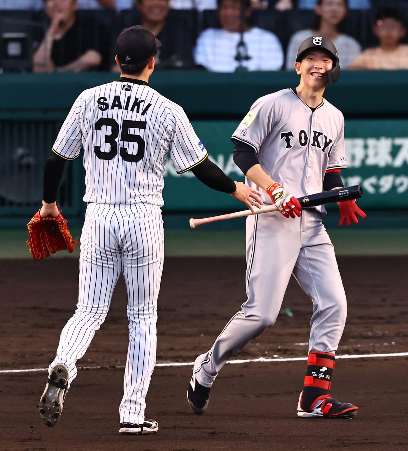 阪神対巨人　2回表巨人2死二塁、自打球を当てた戸郷（右）は才木から声を掛けられる（撮影・上田博志）