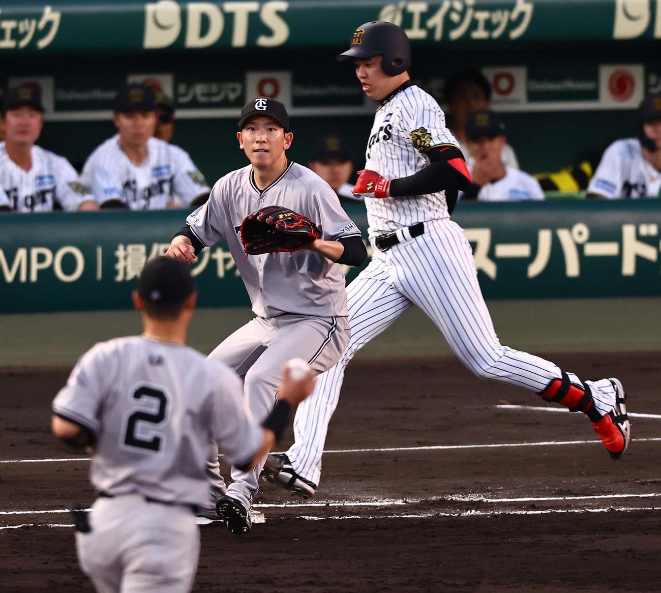 阪神対巨人　2回裏阪神1死、戸郷（中央）は才木に内野安打を浴びる（撮影・上田博志）