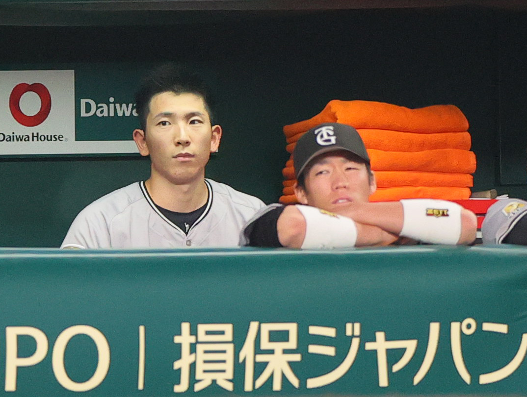 阪神対巨人　5回表の攻撃をベンチから見つめる巨人戸郷（左）（撮影・上山淳一）