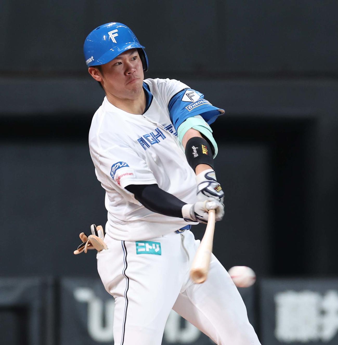 日本ハム対ソフトバンク　2回裏日本ハム無死、遊前内野安打を放つ吉田（撮影・黒川智章）
