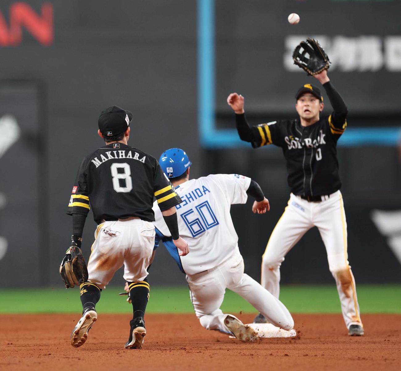日本ハム対ソフトバンク　6回裏日本ハム無死一塁、一塁走者の吉田（中央）は守備妨害でアウトになる（撮影・黒川智章）