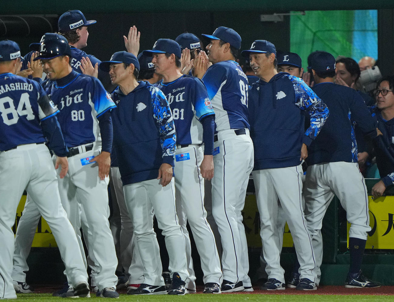 楽天対西武　楽天に勝ち笑顔でナインを出迎える西武西口監督（右から5人目）（撮影・垰建太）