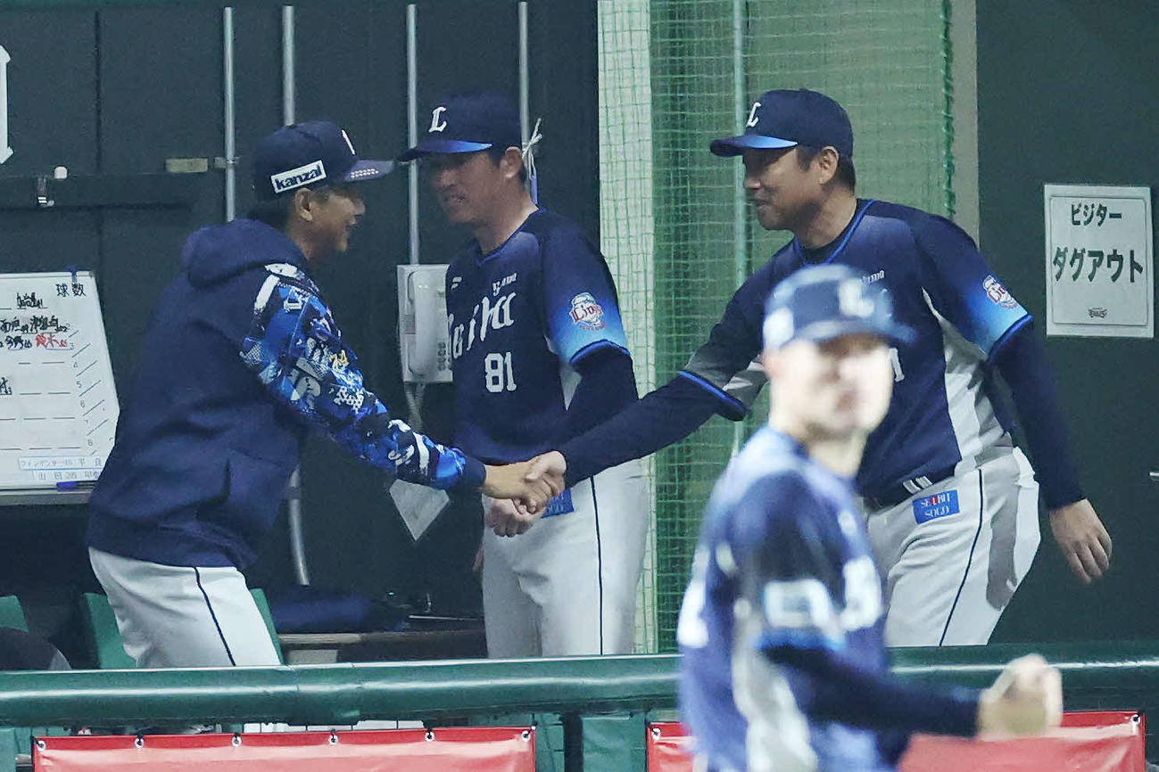 楽天対西武　勝利し握手を交わす西武西口監督（左）（撮影・宮地輝）