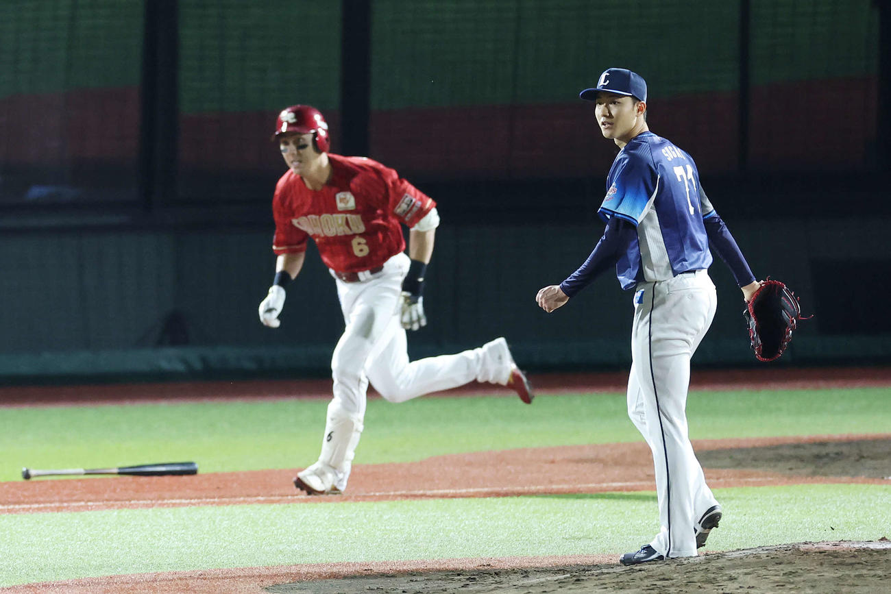 楽天対西武　4回裏楽天2死一、二塁、村林を二ゴロに仕留める菅井（撮影・宮地輝）