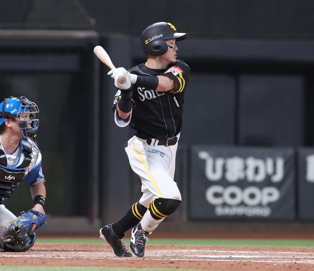 日本ハム対ソフトバンク　5回表ソフトバンク2死二、三塁、左中間に2点適時三塁打を放つ牧原（撮影・黒川智章）