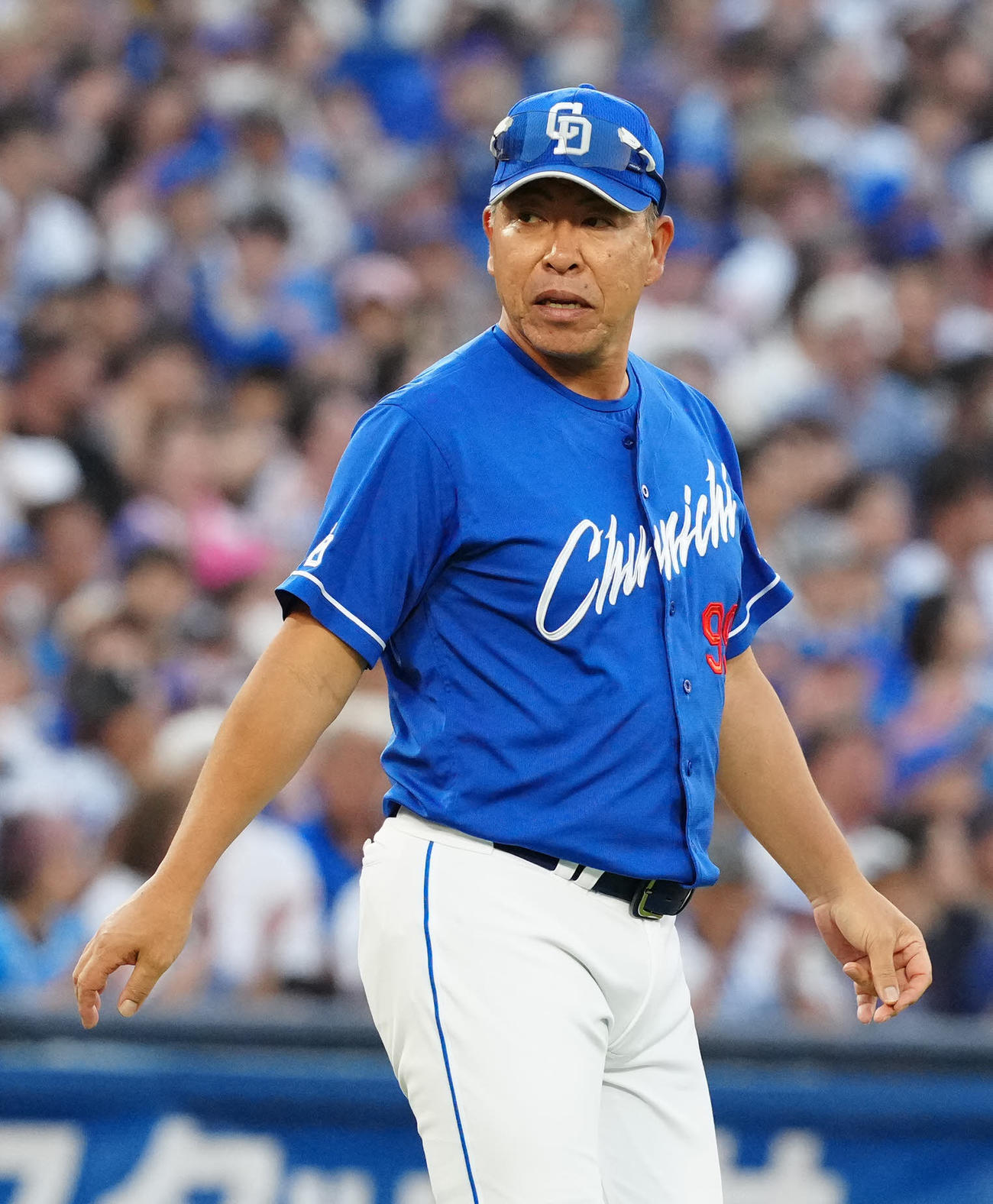 DeNA対中日　2回裏途中、中日先発大野の降板でマウンドに向かう井上監督（撮影・江口和貴）