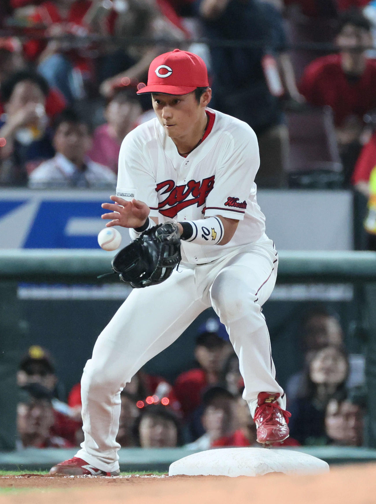 広島対ヤクルト　4回表ヤクルト1死一、三塁、中村悠のゴロを好捕し一塁へ好送球する佐々木（撮影・加藤孝規）