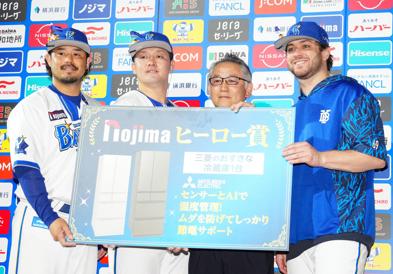 DeNA対中日　試合後、ヒーロー賞を受け取るDeNAの選手たち。左から宮崎、牧、1人おいてケイ（撮影・江口和貴）