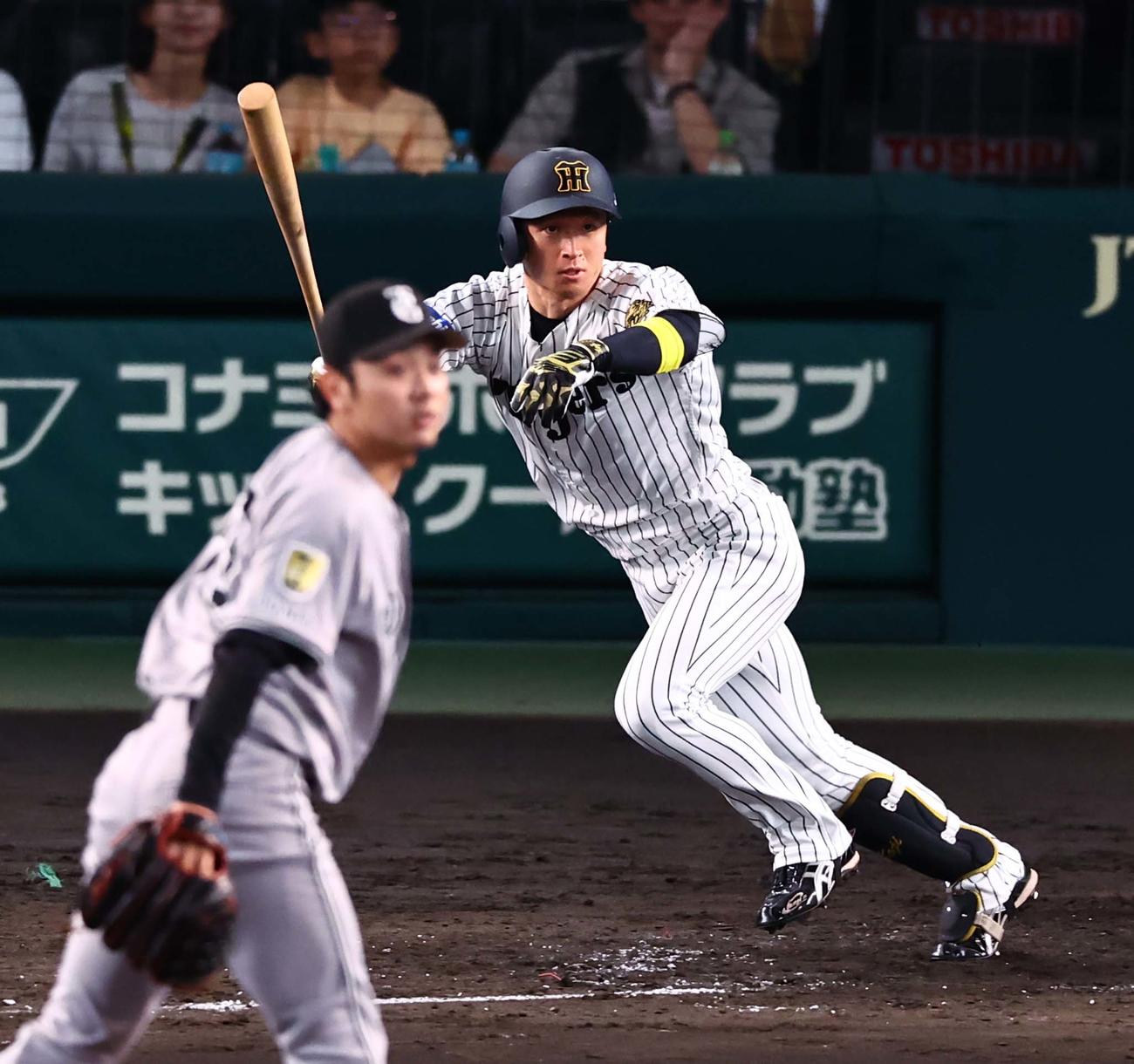 阪神対巨人　5回裏阪神無死、近本は左前打を放つ（撮影・上田博志）