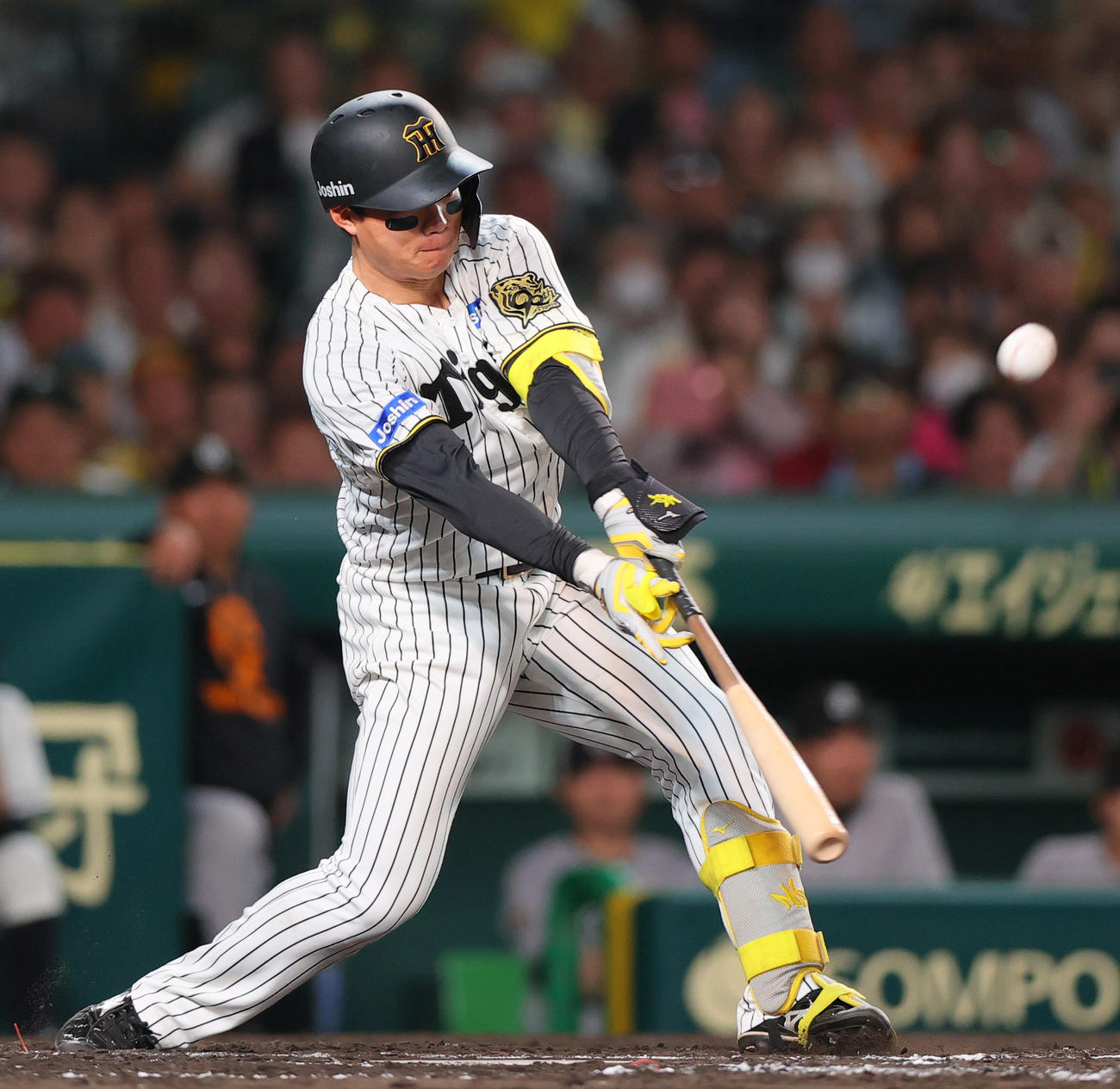 阪神対巨人　7回裏阪神1死満塁、森下は中飛を放ち犠飛とする（撮影・上山淳一）