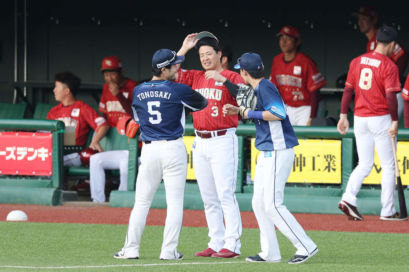 楽天対西武　試合前、西武外崎（左）と源田（右）と言葉を交わす楽天浅村（撮影・宮地輝）