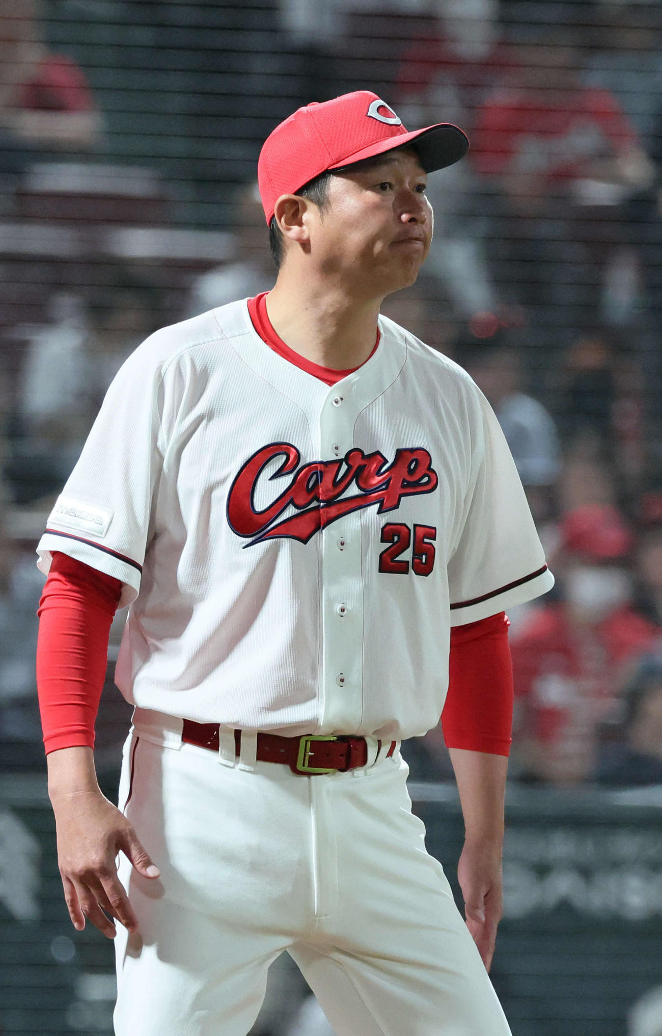広島対ヤクルト　5回表ヤクルト2死満塁、投手交代告げる新井監督（撮影・加藤孝規）