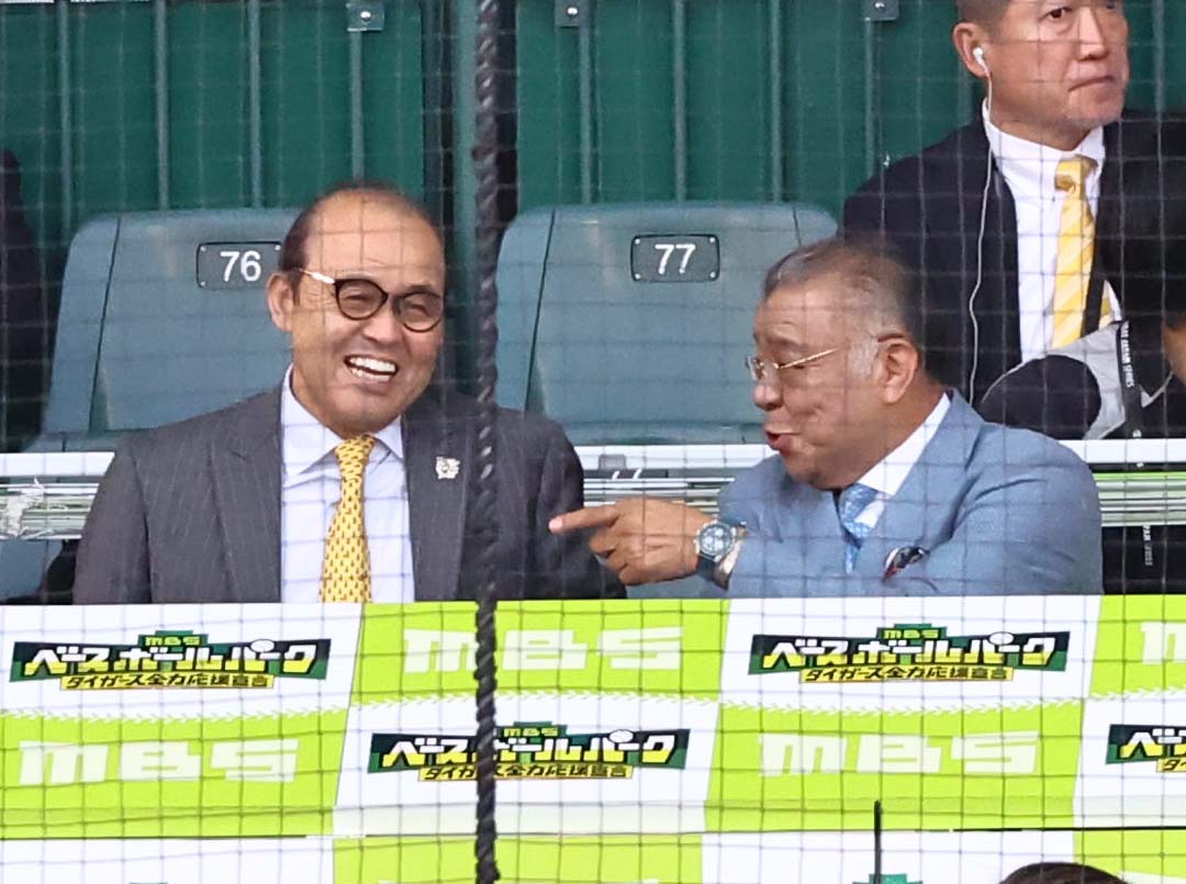 阪神対巨人　放送席で談笑する阪神タイガース岡田顧問（左）と掛布OB会長（撮影・上田博志）