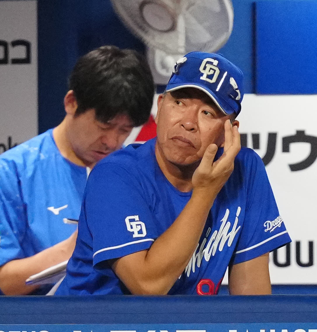DeNA対中日　9回表、ベンチで厳しい表情の中日井上監督（撮影・江口和貴）