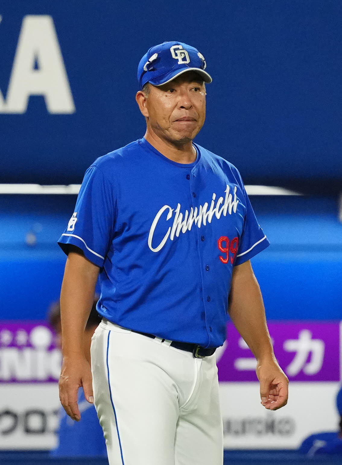 DeNA対中日　8回裏開始前、選手交代を告げた中日井上監督（撮影・江口和貴）