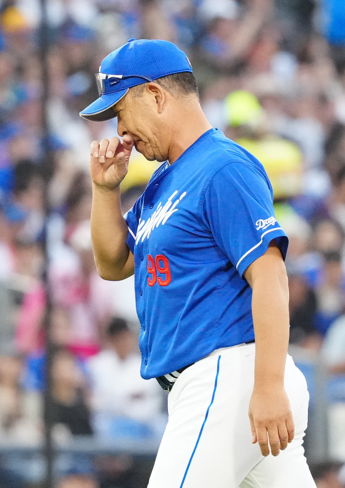 DeNA対中日　2回裏途中、投手交代でベンチに引き揚げる中日井上監督（撮影・江口和貴）