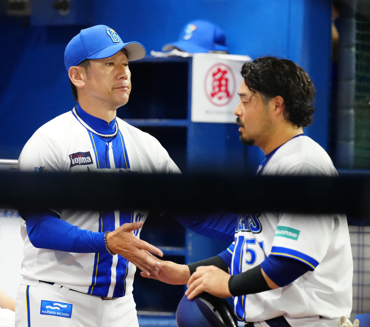 DeNA対中日　6回裏、ベンチでDeNA宮崎（右）とタッチを交わす三浦監督（撮影・江口和貴）