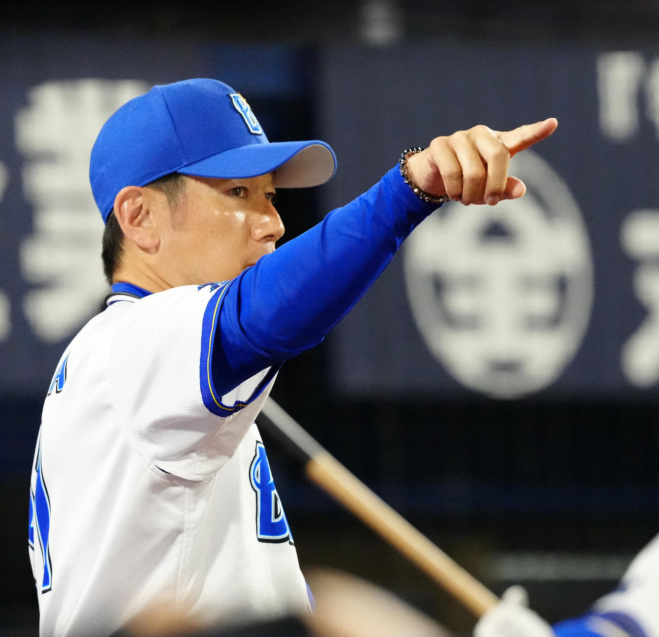 DeNA対中日　6回裏、DeNA宮崎に代走を送る三浦監督（撮影・江口和貴）