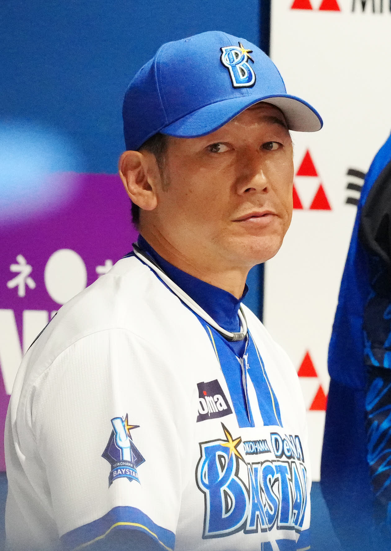 DeNA対中日　2回裏、ベンチから戦況を見つめるDeNA三浦監督（撮影・江口和貴）