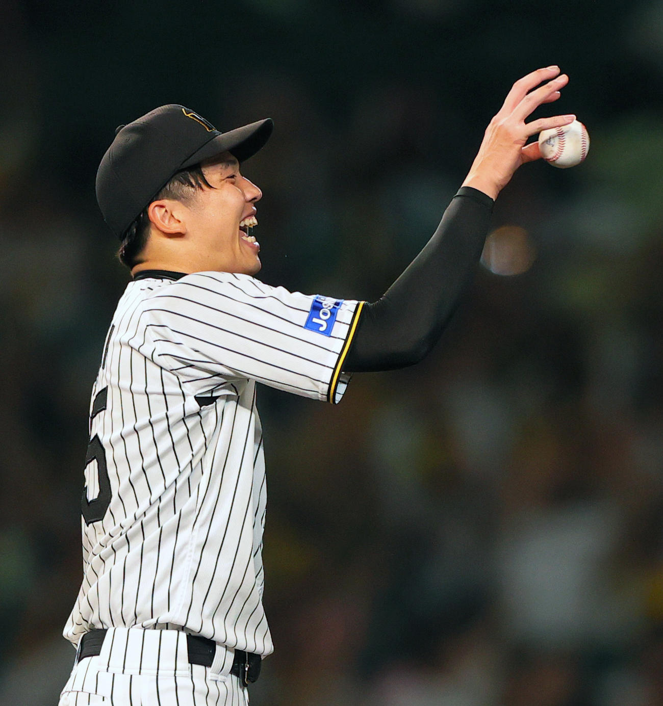阪神対巨人　9回表巨人2死一、二塁、才木（左）は巨人打線を5安打完封で勝利しウイニングボールを受け取る（撮影・上山淳一）