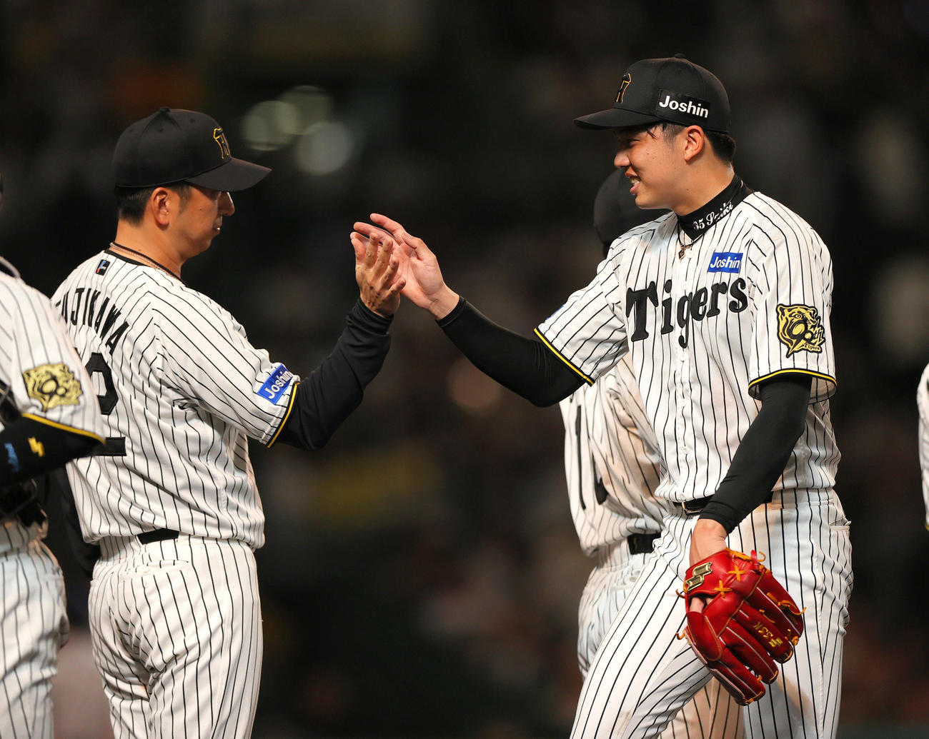5安打完封勝利を挙げた才木浩人を出迎える藤川監督