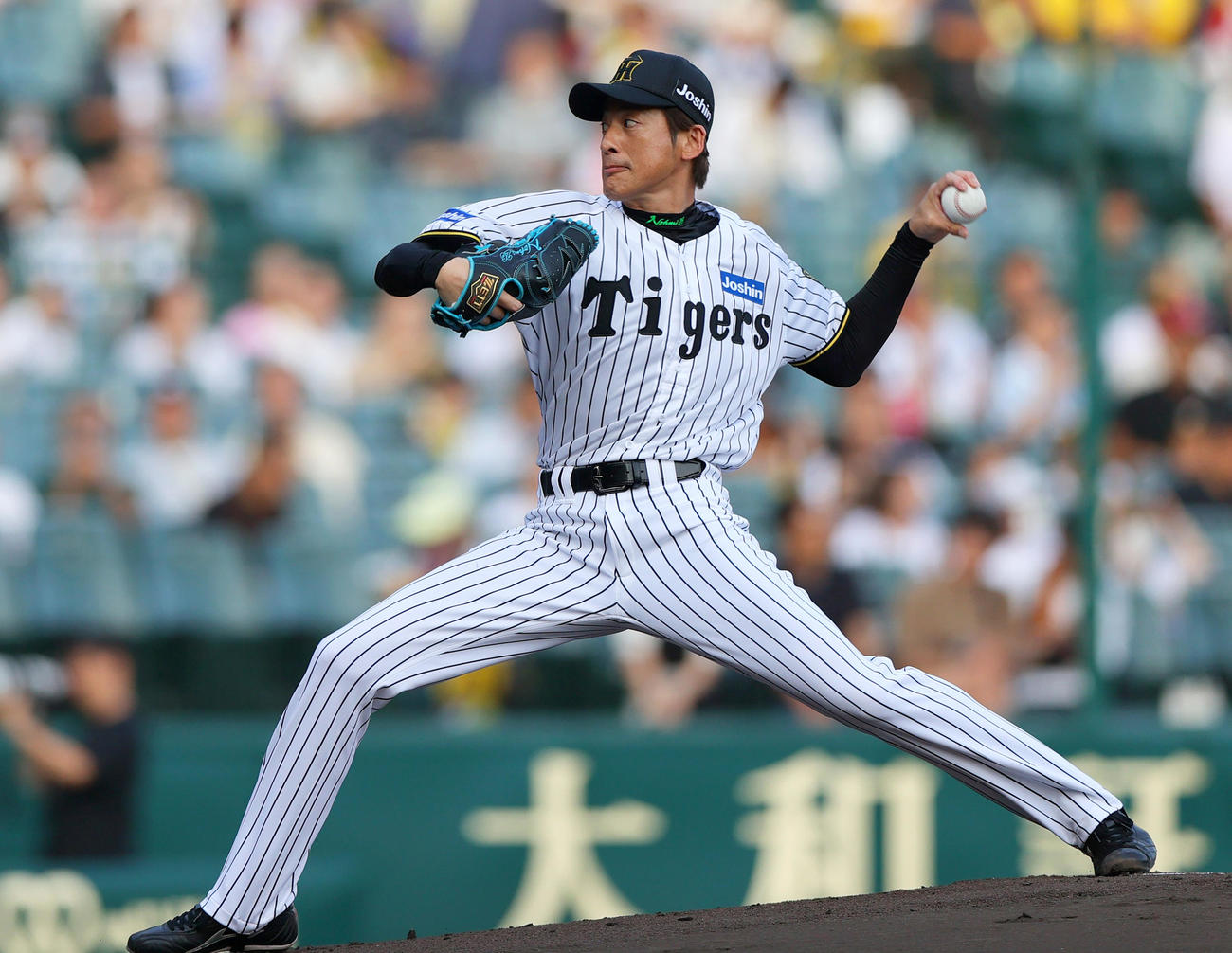 阪神対巨人　レジェンドスピードガン対決で投球する阪神OBの能見氏（撮影・上山淳一）