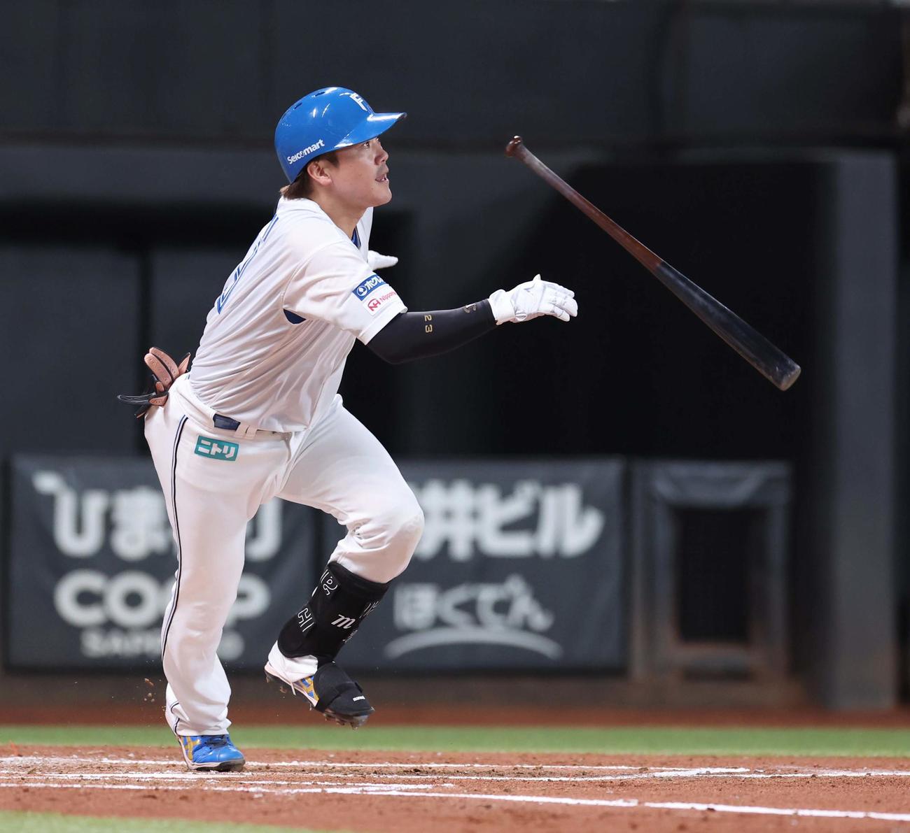 日本ハム対ソフトバンク　2回裏日本ハム2死満塁、中前2点適時打を放つ伏見（撮影・黒川智章）
