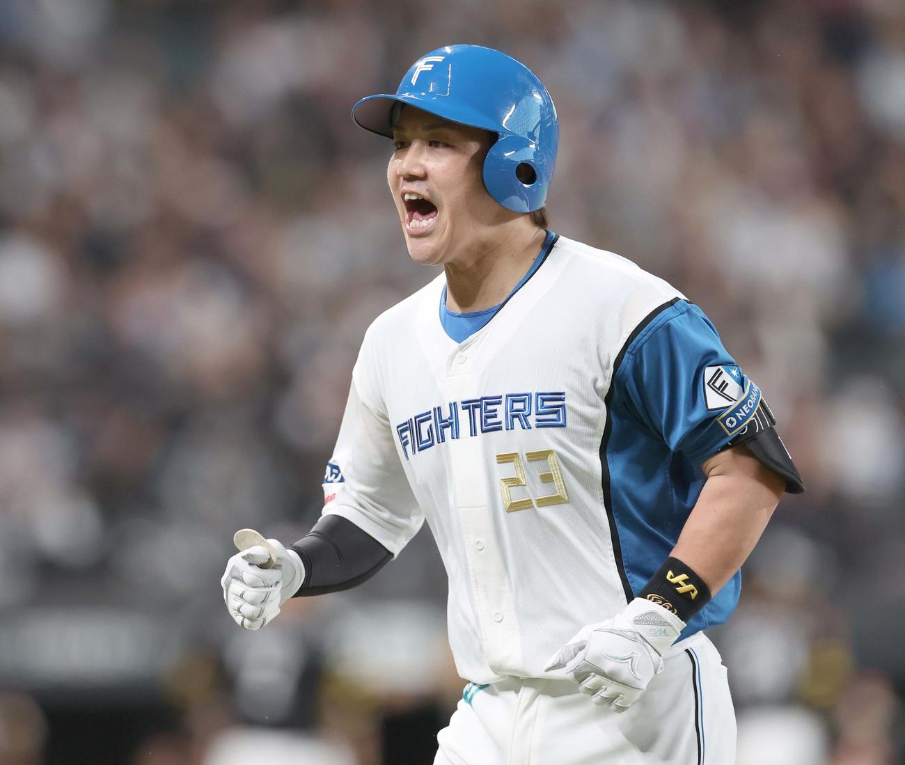日本ハム対ソフトバンク　2回裏日本ハム2死満塁、中前2点適時打を放ち叫ぶ伏見（撮影・黒川智章）
