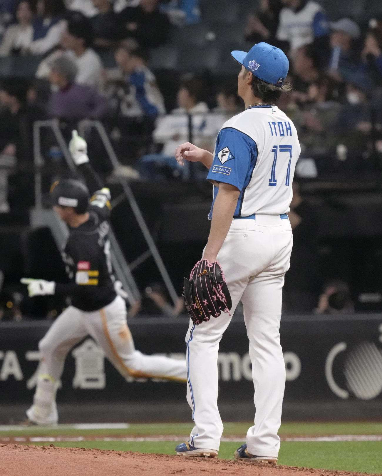 6回、ソフトバンク川瀬（奥）に勝ち越しソロを浴びた日本ハム伊藤（共同）