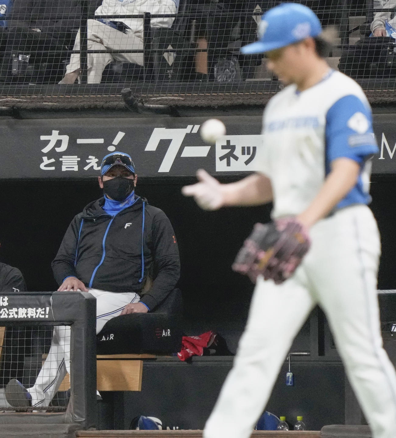 9回、追加点を許した伊藤（手前）を見つめる日本ハム新庄監督（共同）