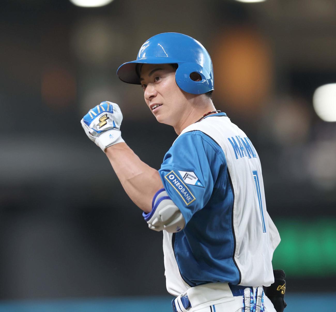 日本ハム対ソフトバンク　2回裏日本ハム1死一、二塁、二塁強襲内野安打を放ちガッツポーズの松本剛（撮影・黒川智章）