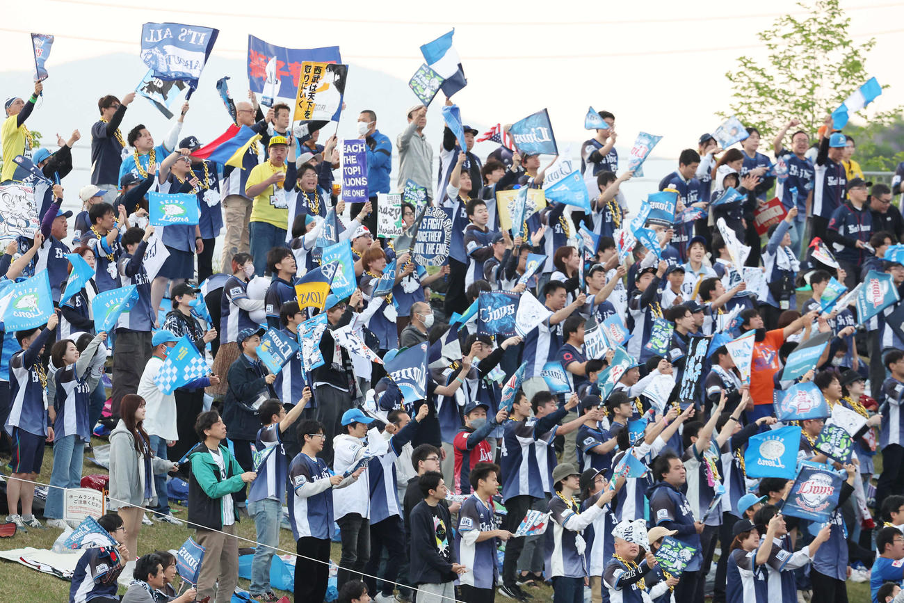 楽天対西武　応援する西武ファン（撮影・宮地輝）