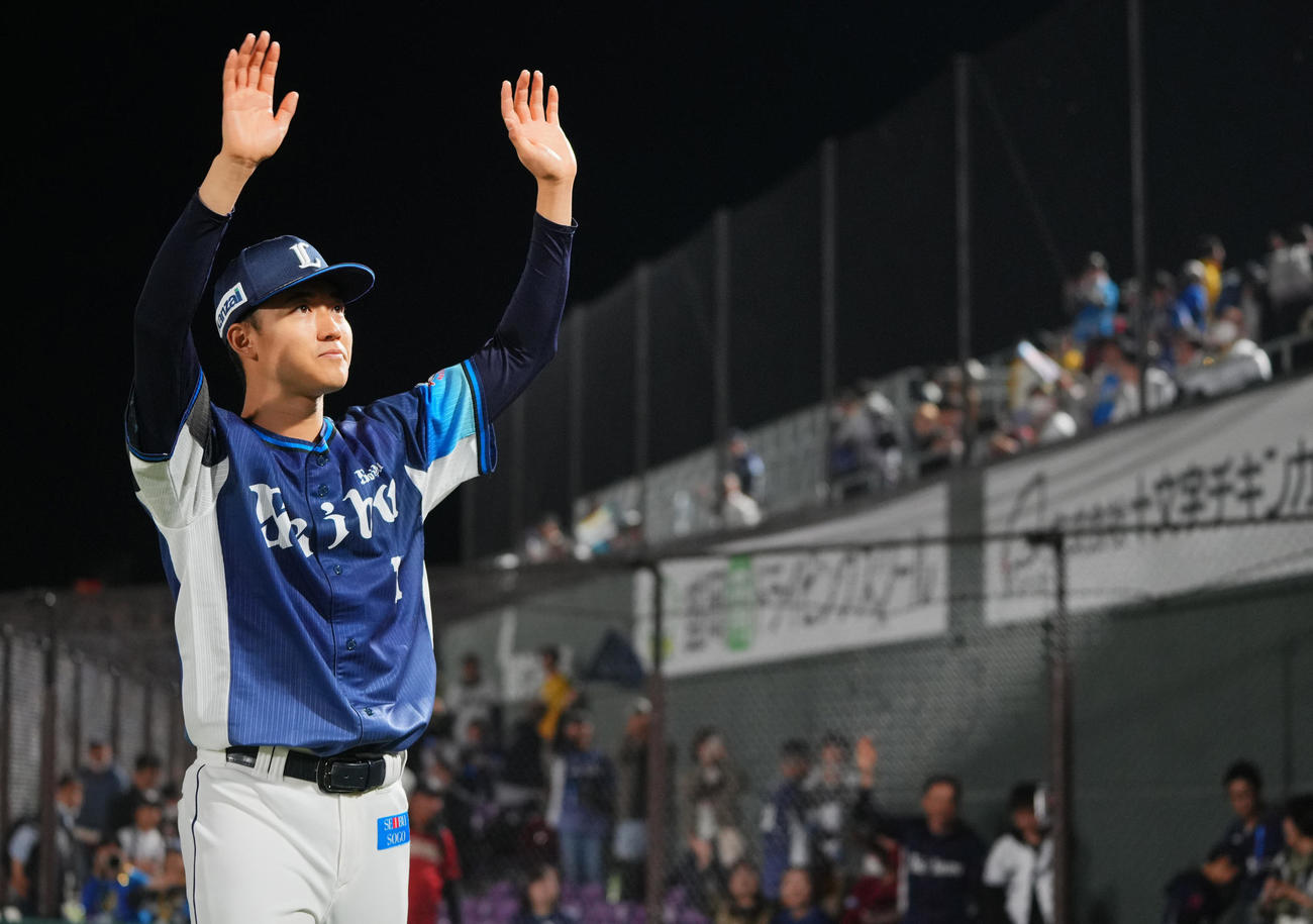 楽天対西武　楽天に勝ち勝利投手の西武菅井はスタンドのファンの声援に応える（撮影・垰建太）