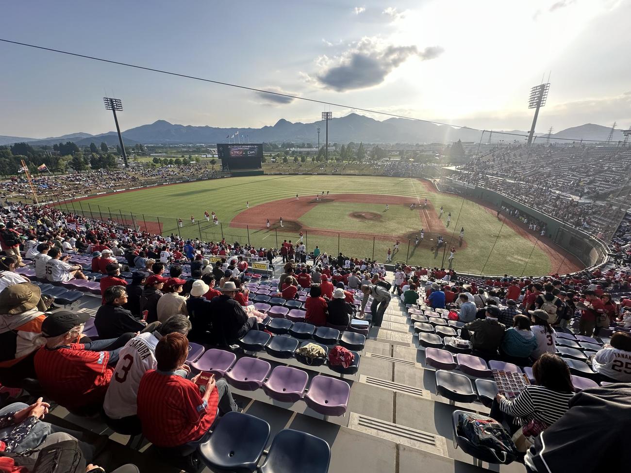 楽天対西武　岩手山を望むきたぎんボールパーク（撮影・垰建太）