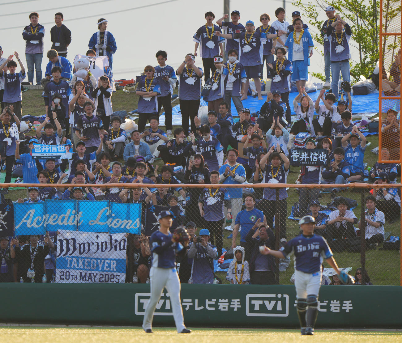 楽天対西武　試合前、西武先発の菅井（手前左）に声援を送るファン（撮影・垰建太）