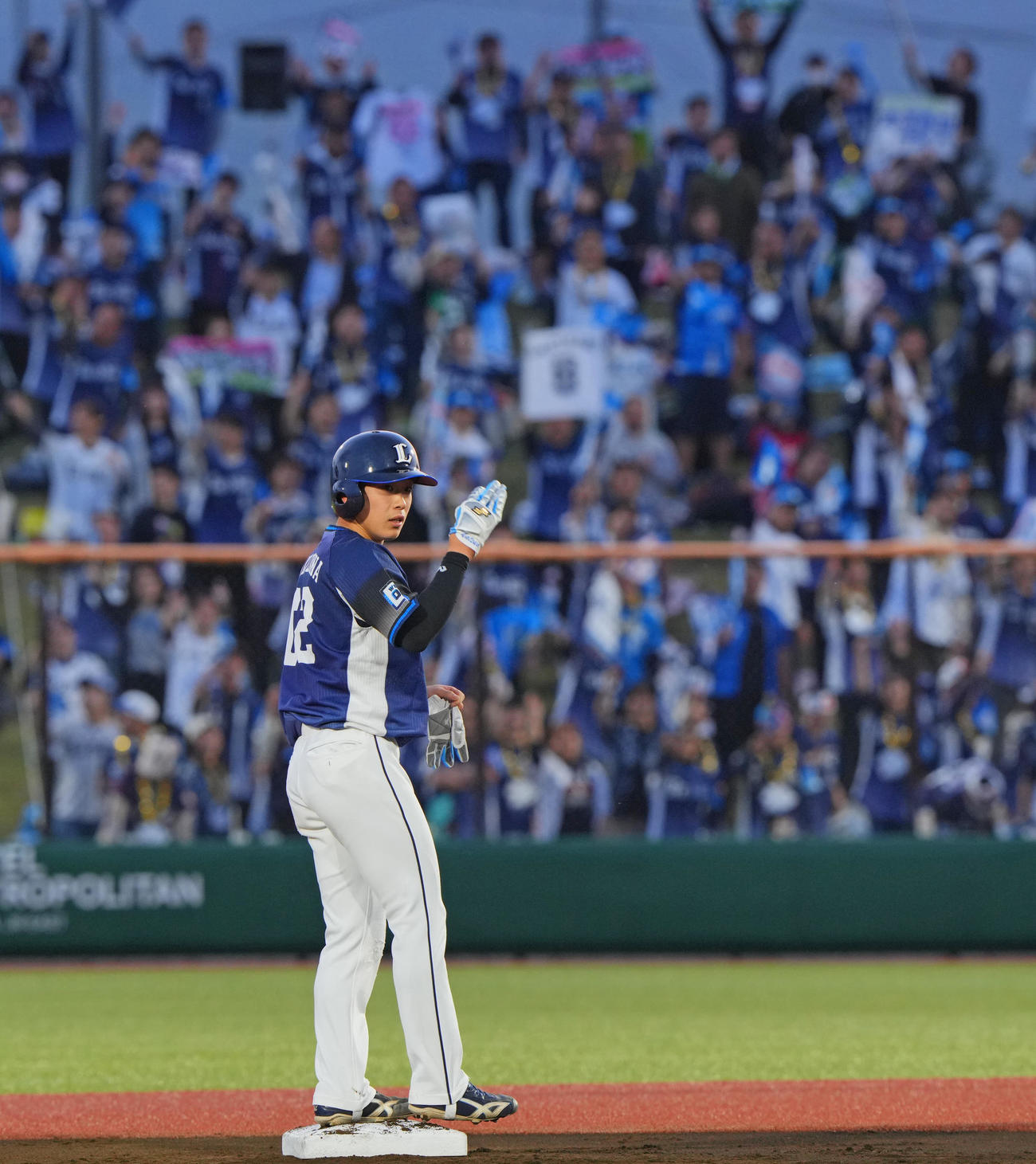楽天対西武　3回表西武2死一、二塁、先制の適時二塁打を放ち盛り上がる右翼ファンを背に指示に応える滝沢（撮影・垰建太）